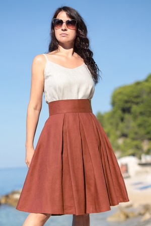 Dámská skládaná sukně ze 100% kvalitního lnu je pro Vás navržená a ušitá s láskou a péčí v českém